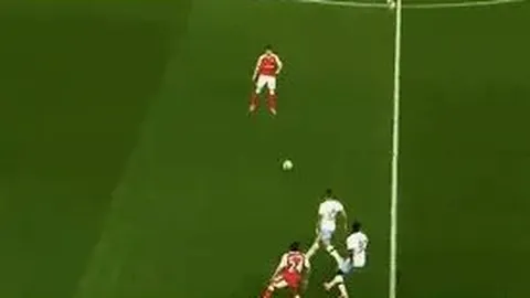 李咏千金深夜晒美照，风格突变秀纤腰